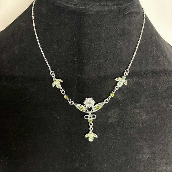 Jewelry - Gorgeous Silver Tone Necklace With Green and Clear Rhinestones